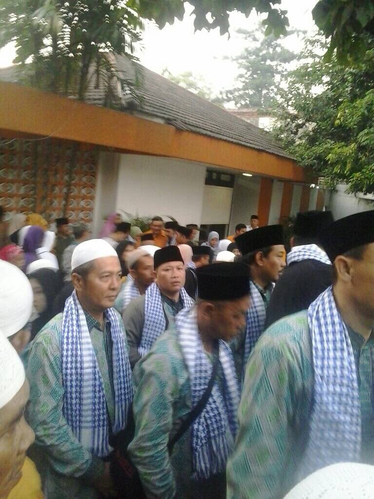 chicohakim's tweet photo. Hr ini byk jamaah yg berangkat Umroh berkat program Gubernur @basuki_btp , betul ini dana APBD tp yg pasti dulu entah dipakai utk apa. #Ahok https://t.co/IQCySpUGuL