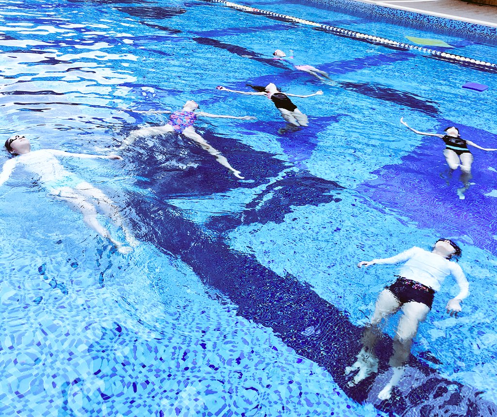clos_gm's tweet photo. G6 working on creasing #buoyancy through breathing & #propulsion today! And of course a bit-o-fun. #SISrocks #SISphysed #ascta #swim #physed https://t.co/lNDYf1bNq0