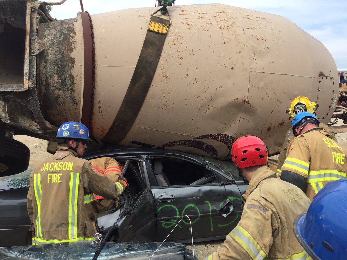 therescueboss's tweet photo. Tow trucks can be a huge asset for vehicle rescue. Familiarize yourself with the local tow companies to build a working relationship. https://t.co/GvqscaL40k