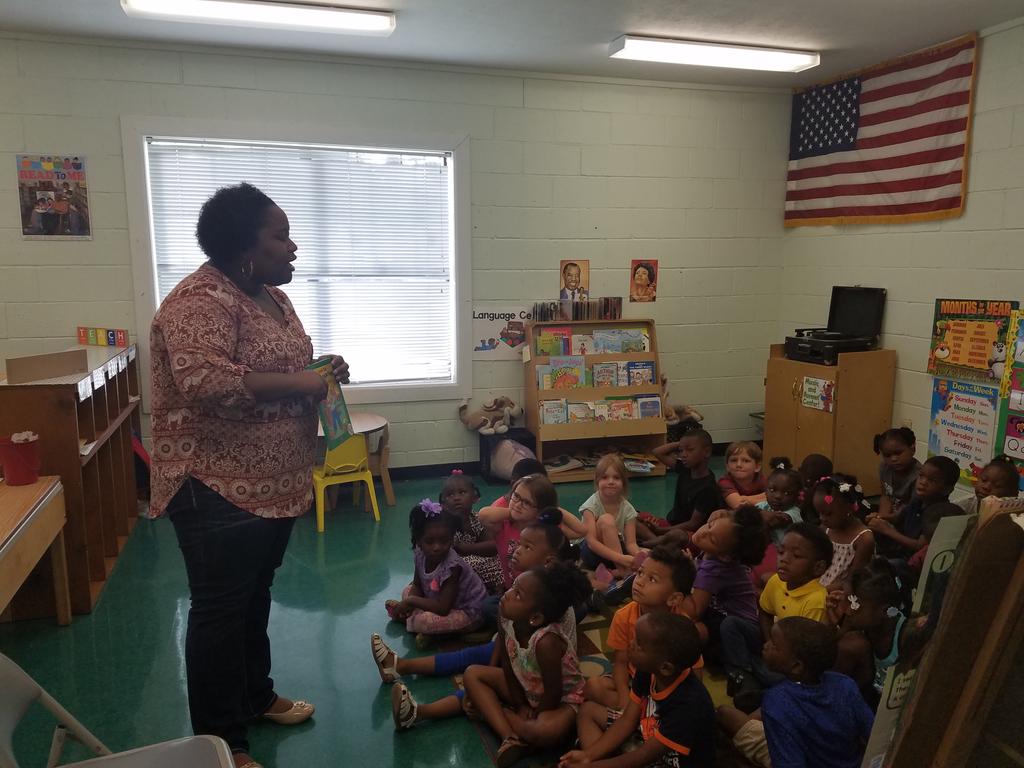kdmccann4's tweet photo. Thank you @BayleaBrown for supporting our local Head Start-Community Reading Day. @Scholastic @NatlHeadStart #CommunitiesRead 52 years🎉🎉🎈🎈 https://t.co/5cDv8wwQ3s