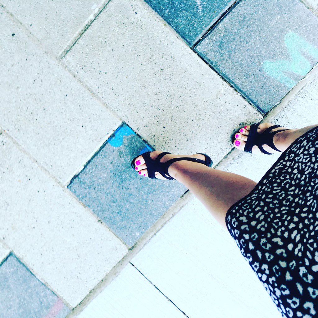 Stoneboard's tweet image. Agency life lesson no. 612:
Dreams are FREE, but the hustle is sold separately.
#AgencyLife #marketing