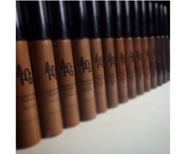 CocoaSwatches's tweet photo. No you're eyes aren't deceiving you! These 30 long wear liquid foundation and concealer shades from @shopAPDG are all different! 🙌🏿🙌🏾🙌🏽 😍 https://t.co/osr2k4phEI