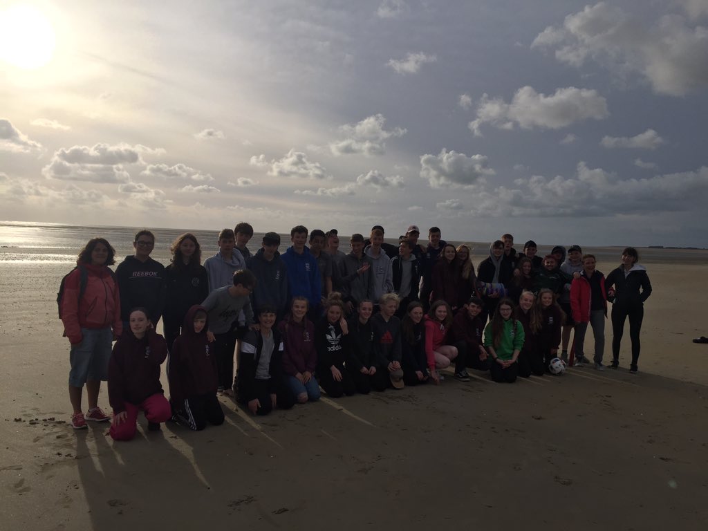 CultsAcademy's tweet photo. Final evening in Normandy spent eating pizza and on the beach #sunset #mickeymouseawaits #CANormandy17 https://t.co/HSlQaRDw0z