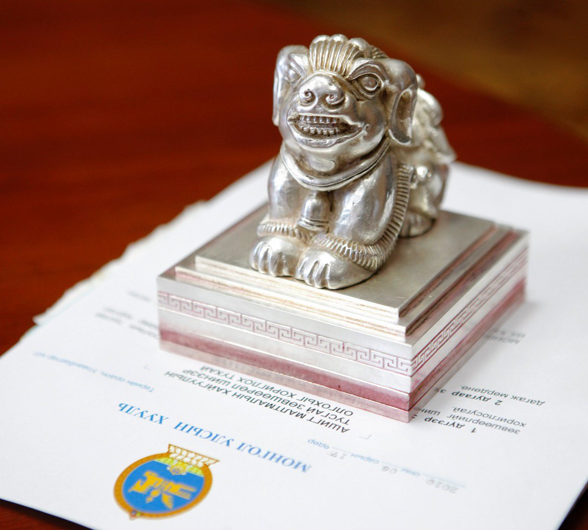 Ерөнхийлөгч болбол би ийм юм хийнэ гэхээсээ өмнө,Монгол Улсын Ерөнхийлөгч юу хийж чадах,бас юу хийж эс чадахыг их сайн бодох хэрэгтэй юм даа