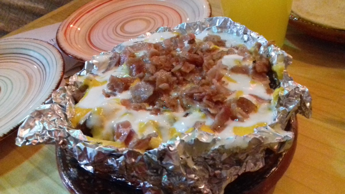 Laalcoba's tweet photo. Hoy en #Laalcobaradio @dipcandelario por 99.1FM #arrobaFM con @EverardManzo y @GalyFarreraM  desde @elcarbondegrill  #CarbondeGrill #DeGrill https://t.co/62pLpEZB2z