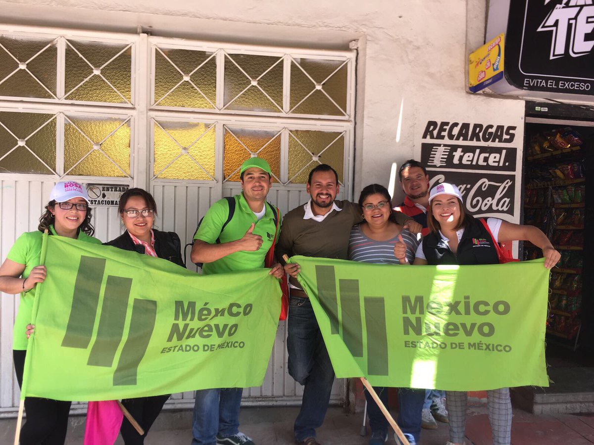 carlosenmexico's tweet photo. El equipo de @1MexicoNuevo Acambay recorre las calles 👞👞 en #BrigadasJuvenilesMN acercando las propuestas de @alfredodelmazo a vecinos!!! https://t.co/J6ny5YO6f3