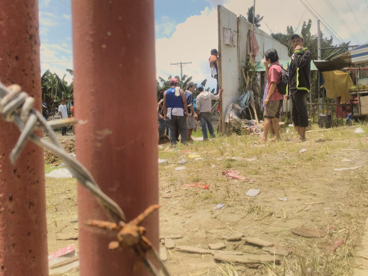kmp_phl's tweet photo. LOOK-- Marbai farmers dismantle fortress of Lapanday. Now, land is for the tillers.
#StandWithMarbai
#Landreform https://t.co/RCxYXPbnZ5