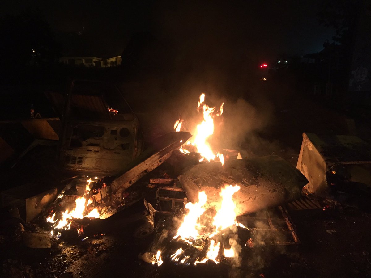 FabioLValentini's tweet image. 11:35pm recorro Av.Perimetral #SanAntonio tras la brutal represión, manifestantes retirados y barricadas en la zona