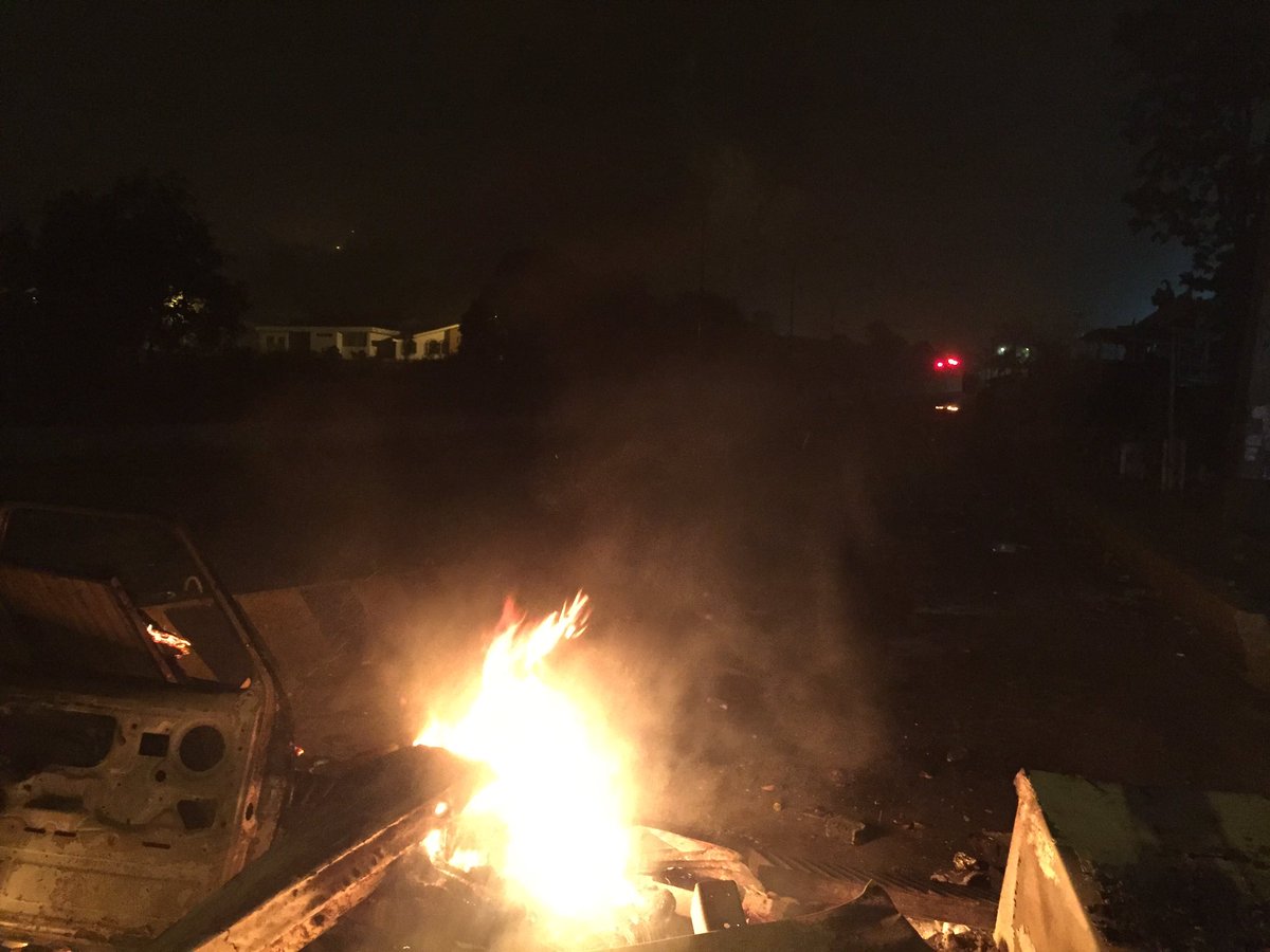 FabioLValentini's tweet image. 11:35pm recorro Av.Perimetral #SanAntonio tras la brutal represión, manifestantes retirados y barricadas en la zona