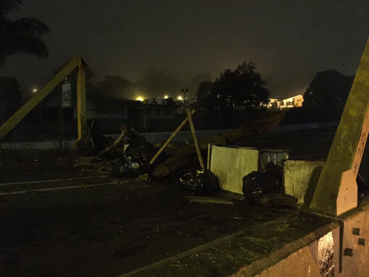 FabioLValentini's tweet image. 11:35pm recorro Av.Perimetral #SanAntonio tras la brutal represión, manifestantes retirados y barricadas en la zona