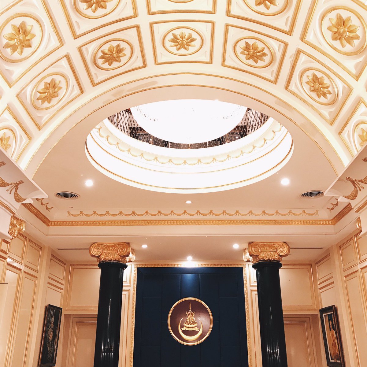 ayuhtravel's tweet photo. Pretty sure anyone will fall in love with the design inside the palace! 😍 #GayaTravel #EatTravelWrite #ETW5 https://t.co/Ob0s8S2mcu