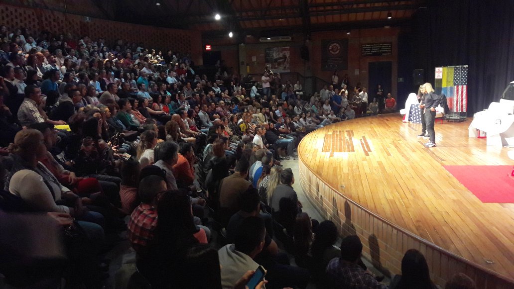 elaguiladescalz's tweet photo. Gran inicio de #Gringolombia la nueva obra del #ÁguilaDescalza en el #TeatroPrado Informes en el☎ 2844211 o https://t.co/kfOzIHFKxY https://t.co/LZRydwfrU0