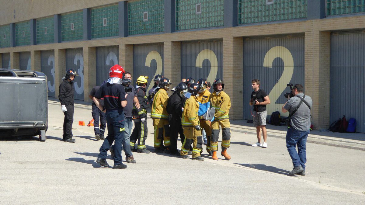 IEmergDaVinci's tweet photo. Gracias a todos los profesionales que han colaborado en el simulacro. SES, Bomberos, DYA, Cruz Roja, PC, Policia #AMVLDV2017 https://t.co/1sSsMejNze