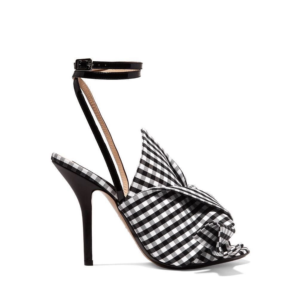 ArcusCoelestis's tweet photo. Two trends, one shoe❤️ No21 #no21 #gingham #knotted #sandals https://t.co/T9yAh7aNVH https://t.co/pdCauAHMsk