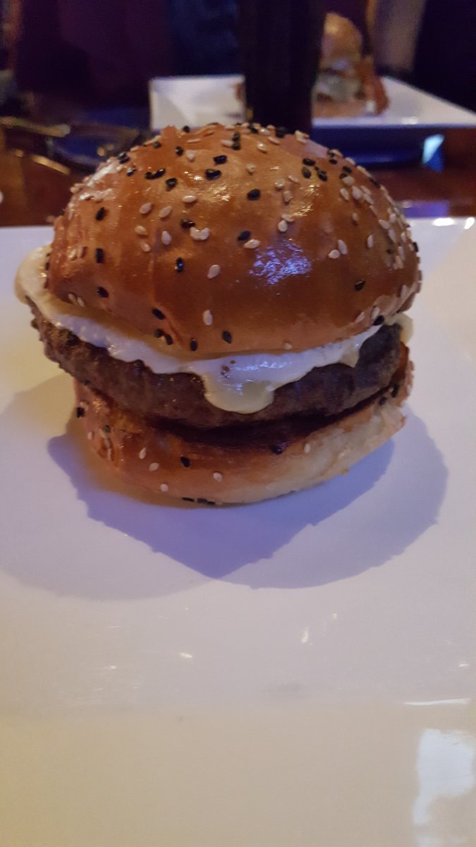 WarsingRobert's tweet photo. Cheeseburger @GordanRamsayLV https://t.co/14FXUtcq17