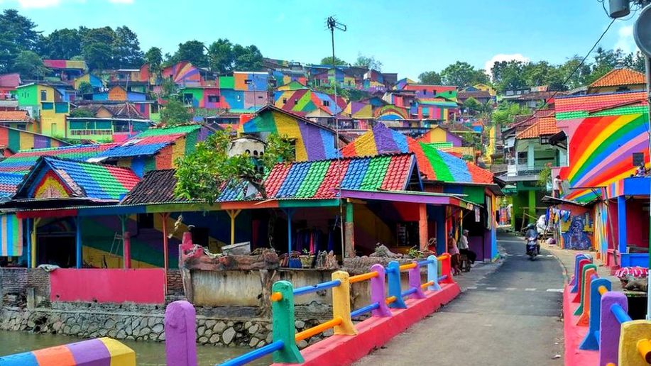 detikcom's tweet photo. Kampung Pelangi Semarang yang Menarik Perhatian Dunia https://t.co/FMJZUSuxoz https://t.co/JfvEo1aMoX