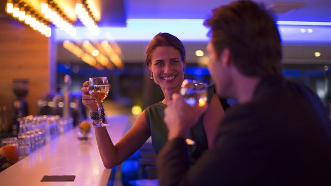 foodandwine's tweet photo. 6 dating tips from bartenders, based on the best and worst dates they've witnessed:  https://t.co/7wybVdbdcV https://t.co/Q7l36PAQEH