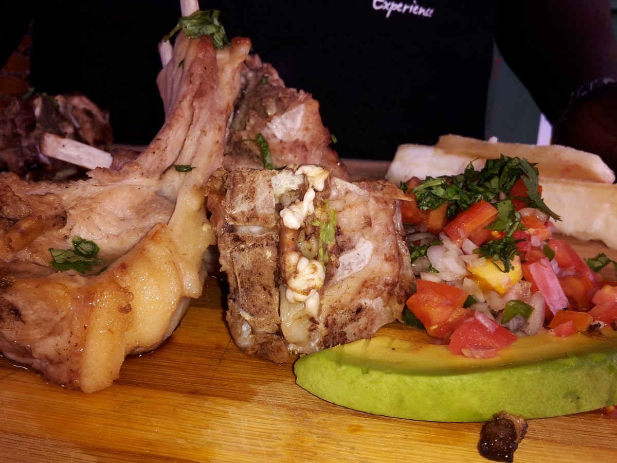 annette_bibz's tweet photo. Bamalaga enjoying the benefits of the #Amazingpan.Porkchops cooked with cassava for 15minutes.@mutesera @ashabatenga https://t.co/33xYGbpXHa