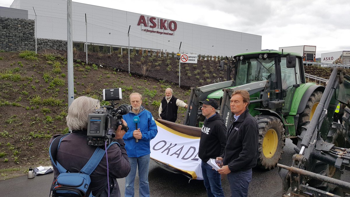 InnlandBondelag's tweet photo. I dag blokkerer vi utkjøring av varer fra matkjedenes grossistlagre, og sperrer portene på Asko i Brumunddal #norgetrengerbonden #oppgjøret https://t.co/pae0M7oLhi