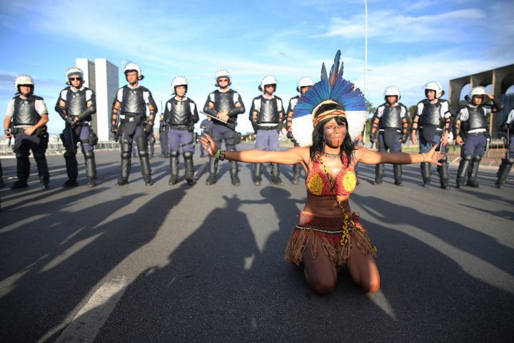 Reporterre's tweet photo. Persécutés au Brésil, les Indiens appellent l’Europe et la France à l’aide https://t.co/tXDrqrtIMB https://t.co/tBPH9Yo2cL
