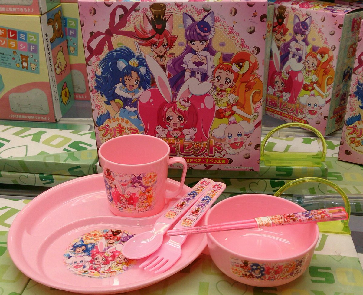 ソユーゲームフィールド湘南店 キラキラプリキュアアラモード 食器セット が入荷致しております ランチ皿 お椀 手付コップ Sfペア すべり止箸がついております イラストも入っていて 食事の時間がよりいっそう楽しくなりそうですね