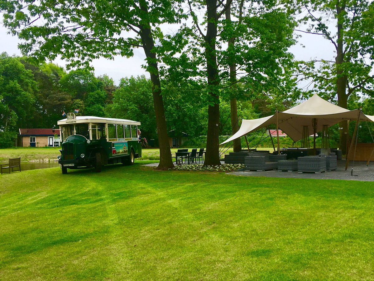 RestaurantFox's tweet photo. Arrivé #bruidspaar en we gaan op reis #weddingexpress mmv @Nostalgischrijd https://t.co/XT9oAPVaB6