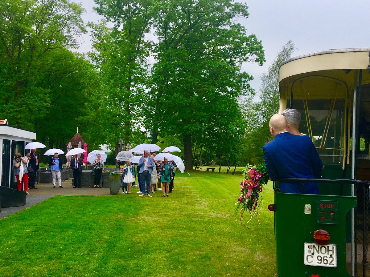RestaurantFox's tweet photo. Arrivé #bruidspaar en we gaan op reis #weddingexpress mmv @Nostalgischrijd https://t.co/XT9oAPVaB6