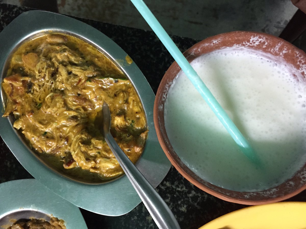 theuntourists's tweet photo. In #Kolkata? Do not miss out on Chai, samosa and chicken bharta at Little Russell Street Dhaba @WeAreCalcutta https://t.co/FDfc85sTkv https://t.co/htxptfBQls