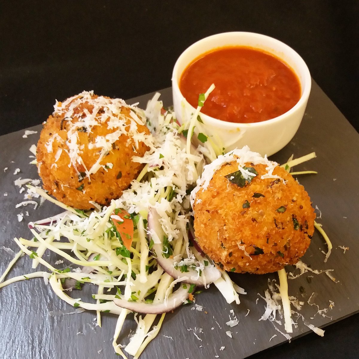 TheCafe_'s tweet photo. Friday's treat chicken, chorizo & halloumi arancini @TheCafe_ @VacherinLondon #Friday #streetfood #sidewalkbites https://t.co/1YSAqnLb7i