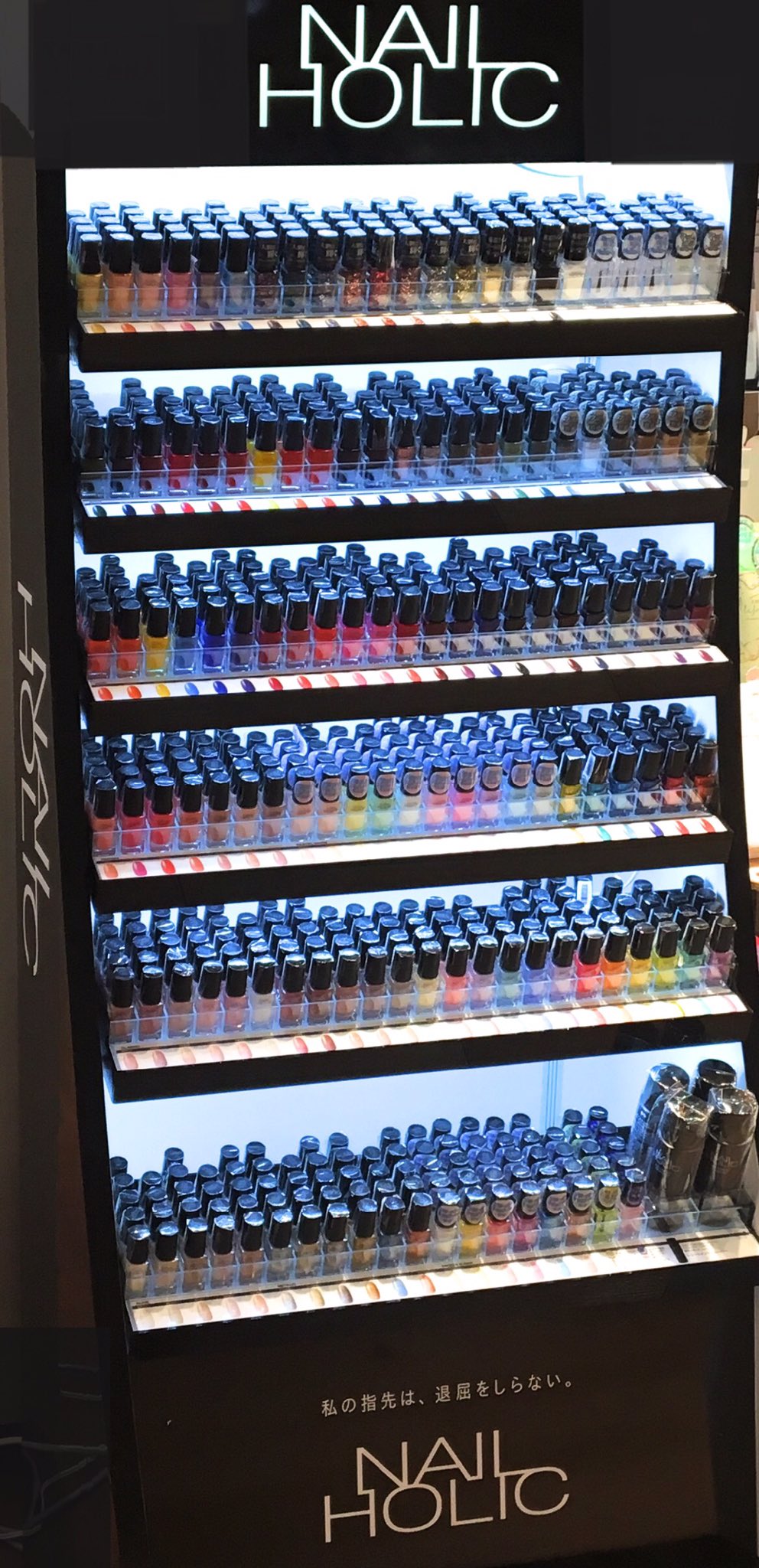 Nailholic Kose ネイルホリック News ずらっと揃った129色全てが並ぶネイルホリック什器が順次拡大中 アットコスメストアなど まだ導入は数店舗 見かけた方は引用リツィートしてね ネイルホリック コーセー セルフネイル プチプラネイル