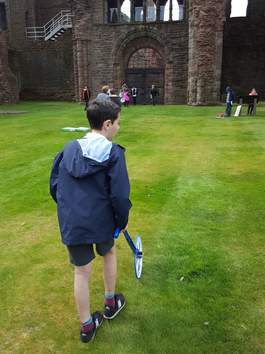 LadyloanPS's tweet photo. Maths in action. Using historic ways to measure the height of the towers. #outdoorlearning #contextlearning @historicscotbiz @samandasti https://t.co/6t03jnMb1F