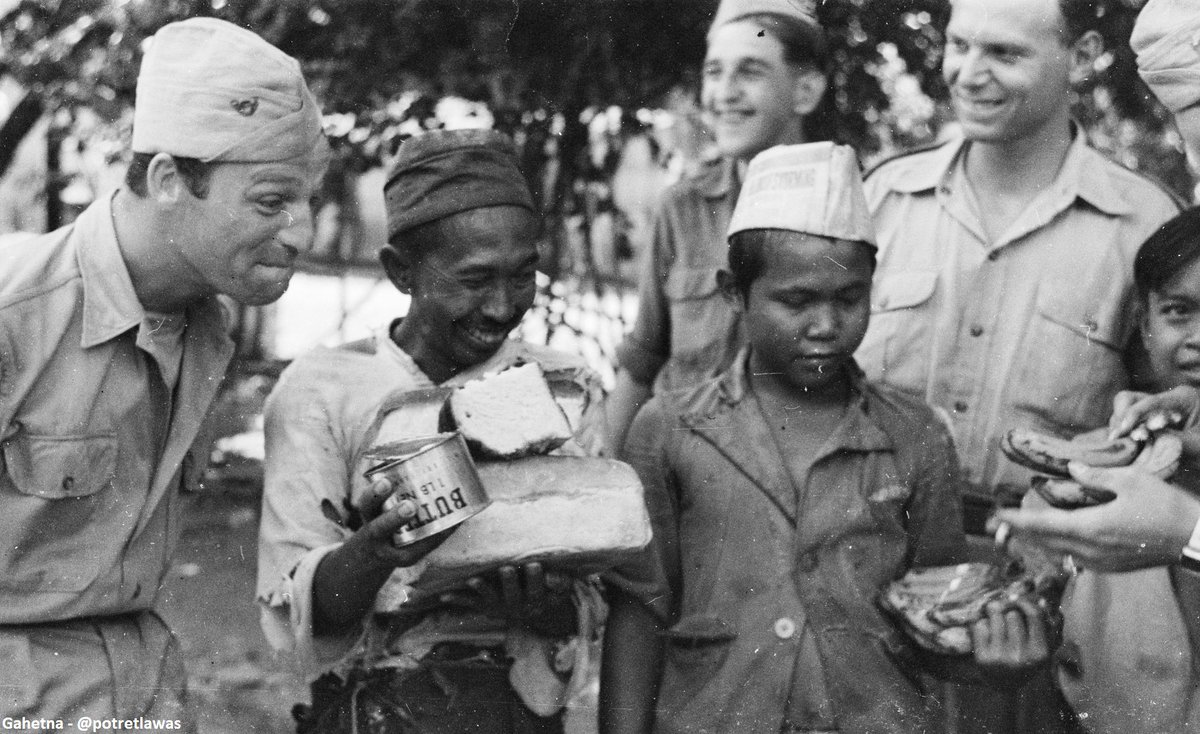 potretlawas's tweet photo. Para tentara Belanda menukarkan roti &amp; mentega dg beberapa sisir pisang yang dibawa si penjual &amp; anaknya. 1947. https://t.co/1K9YVrxAZ1