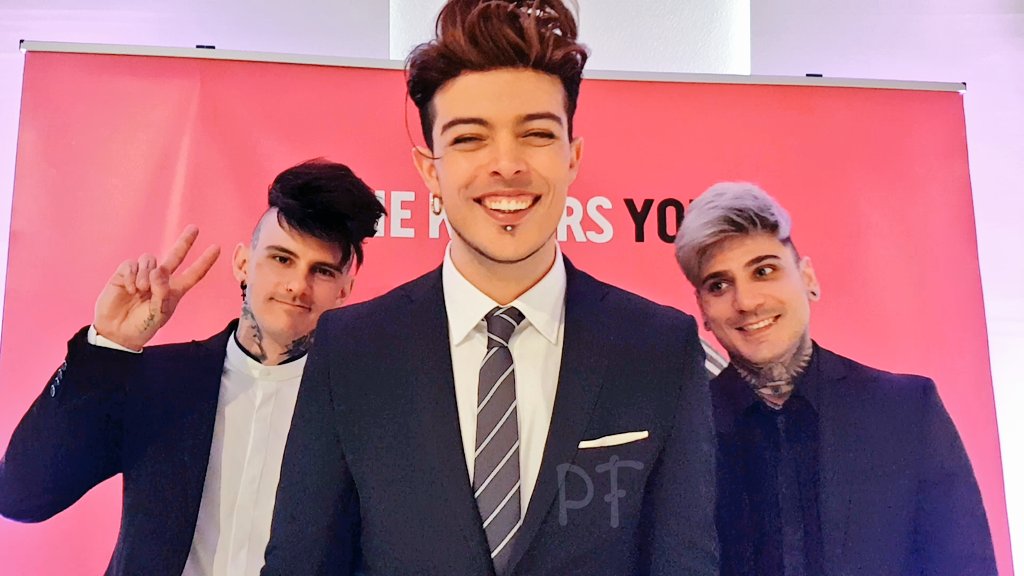 Paoletta_F's tweet photo. Fuori l'album #YOU dei @TheKolors. E giusto giusto a un mese dalla pubblicazione il video #WhatHappenedLastNight supera 1 MILIONE di views https://t.co/2T3YQukBoM