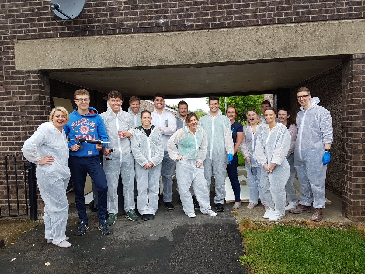 hull_homeless's tweet photo. Busy morning with @PwC_Yorks_NE @pwcfoundationuk #OFOD what a fab team doing some AMAZING work 💚 #PWC #hhcp https://t.co/5K8wjDGn2x