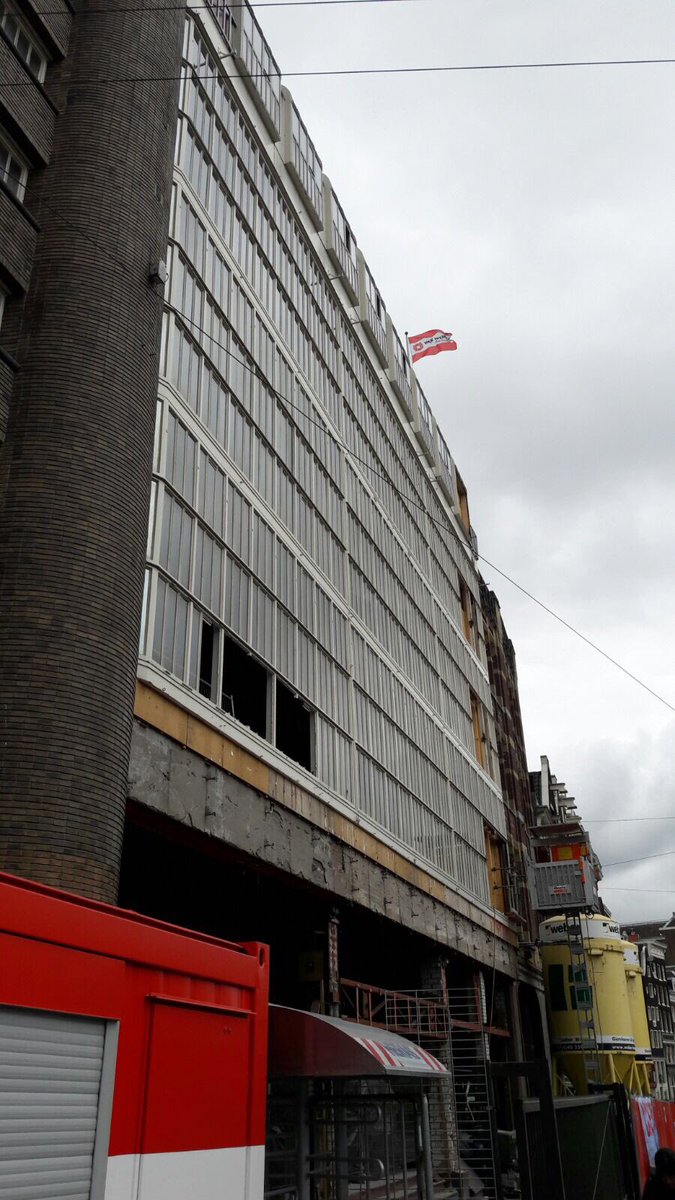 Vlag in top en vloeren geveegd. <a href="/VanWijnenGroep/">Van Wijnen</a> is klaar voor @dagvandebouw op <a href="/RokinAmsterdam/">Rokin Amsterdam</a>