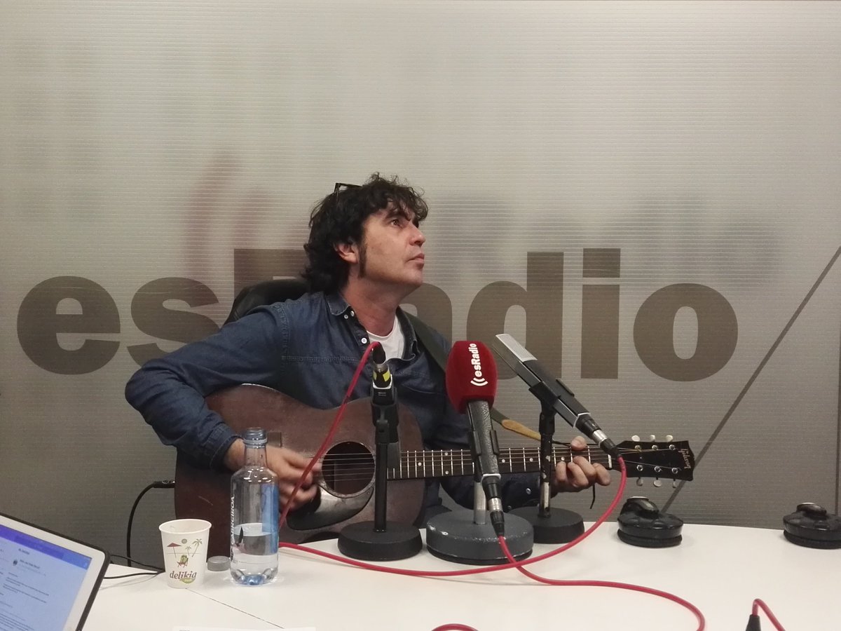 yesicasc's tweet photo. Hoy, @Lichis_oficial en @esdehistorias @esradio con @mjpelaezb presentando #Mariposas. Ha cantado #NoSoyParis para deleite de @MariaesRadio https://t.co/kI8JNKq0x6