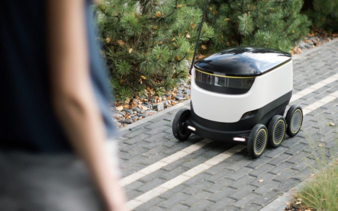 ChanPerco's tweet photo. Les robots coursiers et les piétons peuvent-ils coexister ? San Francisco va trancher - Tech via @Numerama  https://t.co/Eqm7t79XAN https://t.co/RQzbzrmzVk