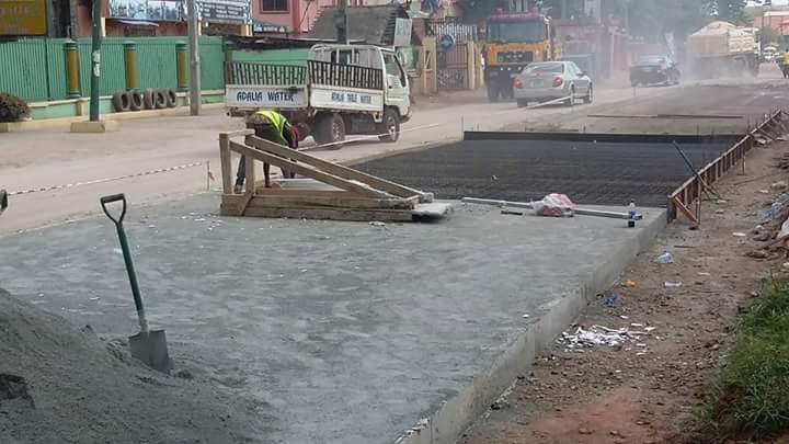 OgoIsioma's tweet photo. Work ongoing @Ikpokpan Rd GRA...up to 50% of the road is being heavily fortified with iron bars & concrete.
#EdoProjects
#EdoGovtAtWork https://t.co/v2kebNL42B