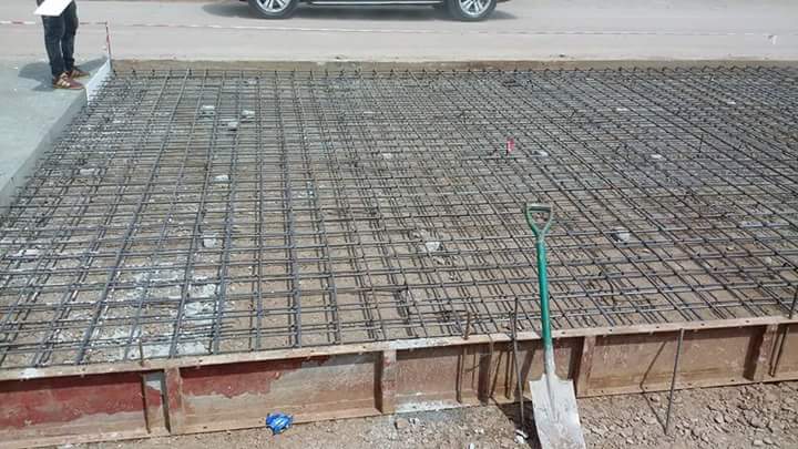 OgoIsioma's tweet photo. Work ongoing @Ikpokpan Rd GRA...up to 50% of the road is being heavily fortified with iron bars & concrete.
#EdoProjects
#EdoGovtAtWork https://t.co/v2kebNL42B
