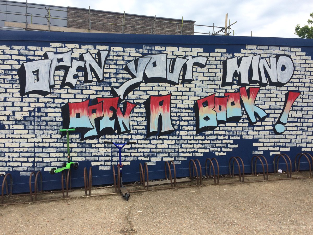 billywhizz81's tweet photo. Cradle Hill PS extension coming along nicely...pupils hv even decorated the hoarding!! @BaxallC @HOP_Consulting @MillerBourne @RLFBrighton https://t.co/eKlOL4Xrbk