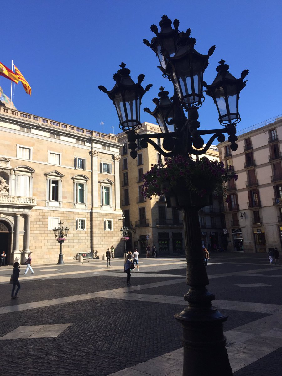 claudiobanchel1's tweet photo. @bcn_ajuntament J Rulfo, "Pedro Páramo":
"Hacía tantos años que no alzaba la cara, que me olvidé del cielo."
...aquí estoy con #staR91... https://t.co/oSoShq10lS