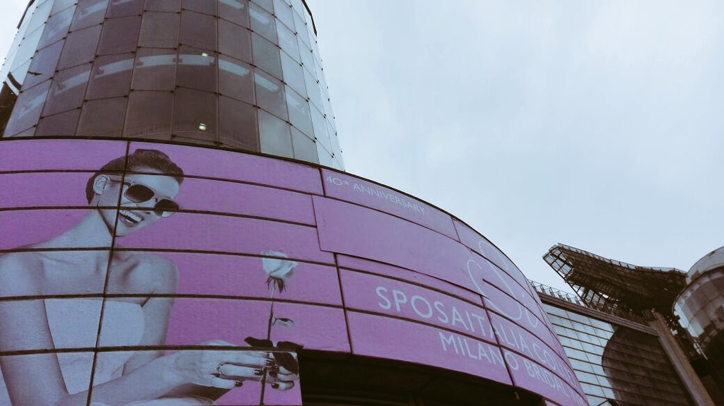 FieraMilanoSpa's tweet photo. Apre #sposaitalia: a #fieramilanocity oltre 200 collezioni dei più grandi maestri del #bridal fashion italiani e esteri. #milanobridalweek https://t.co/Oc53G9ZQpG