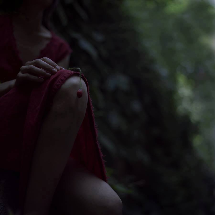 TammaNicola's tweet photo. Sei comparsa al portone
In un vestito rosso
Per dirmi che sei fuoco
Che consuma e riaccende.
 Ungaretti
#StilleDiPoesia
#VentagliDiParole https://t.co/7Auu4yPXlN