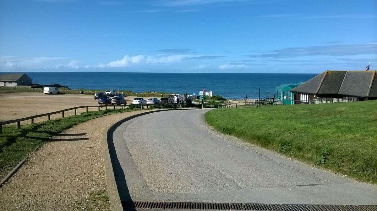 SpringT1de's tweet photo. Hive Beach &amp; the #SpringTide location on @jurassic_coast are looking mighty fine this morning. Join us this weekend from10am - 4pm 🍦🧀🍕🍞🍤☕🍷🍴🍰 https://t.co/FXzIAGt6Br
