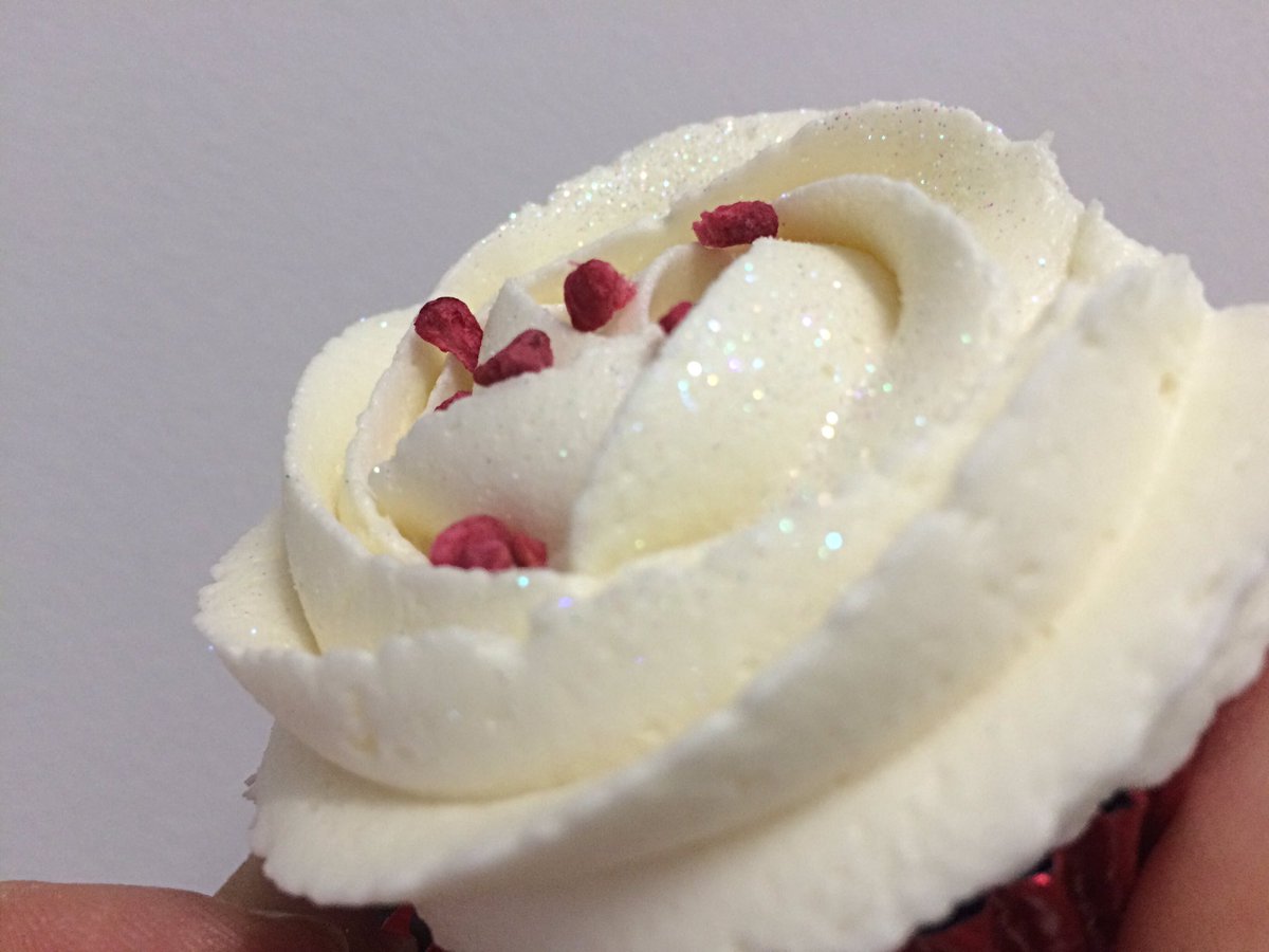 DeeliciousGee's tweet photo. Fat #Friyay - best day - fact! #RedVelvet #CreamCheez #DairyFree #Vegan #VeganTreat #WhatVegansEat https://t.co/sld549qhWy