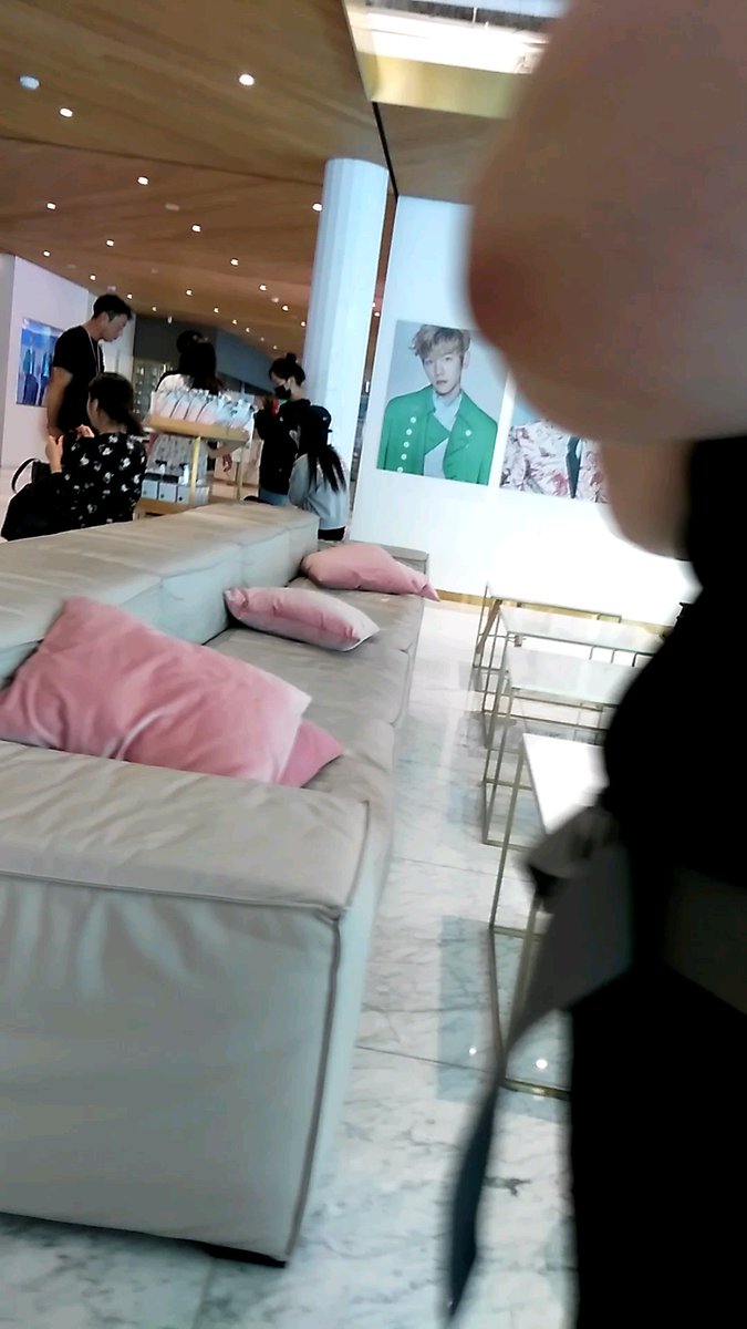 jsl90's tweet photo. 170519 #RedVelvet spotted at SUM Cafe.. Photos are bad cause managers was with them &amp; they stopped us from taking pics https://t.co/BgFnZMjoMa