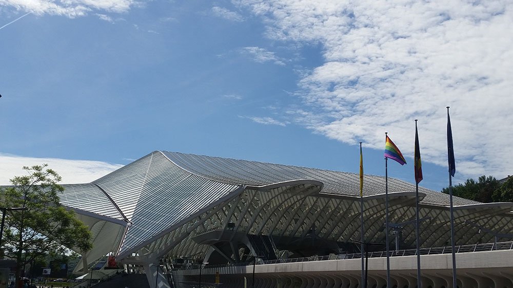 NMBS's tweet photo. De LGBT-vereniging bij BE Spoorwegen @TrainbowBelgium zet 10 stations in regenboogkleuren n.a.v. #BelgianPride 🌈 💜  #NMBS #diversiteit https://t.co/VxIbxB9JUS