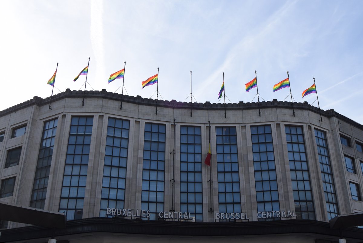 NMBS's tweet photo. De LGBT-vereniging bij BE Spoorwegen @TrainbowBelgium zet 10 stations in regenboogkleuren n.a.v. #BelgianPride 🌈 💜  #NMBS #diversiteit https://t.co/VxIbxB9JUS