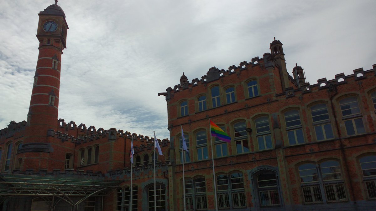 NMBS's tweet photo. De LGBT-vereniging bij BE Spoorwegen @TrainbowBelgium zet 10 stations in regenboogkleuren n.a.v. #BelgianPride 🌈 💜  #NMBS #diversiteit https://t.co/VxIbxB9JUS