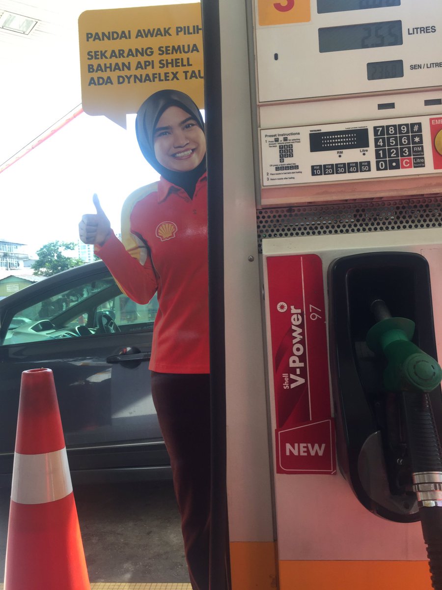 Zuljijan's tweet photo. Gais di buat hal lagi. Terkejut aku. Ingat awek mana la tadi nyorok belakang pump ni #gadisshell https://t.co/Rslc6nsA2V